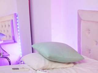 Naomiamora's cam show statistics and live stream