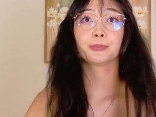 该模特正在直播。 pinkyblooom