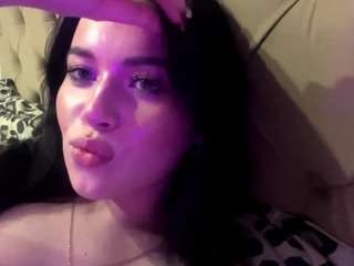 le modèle twannasoucier est en webcam porno dans un show sur le site camsoda, il possède les tags suivants: amateur,nature,teen (18+),tease,spank,sexy,raven hair,no smoking,ass,no drinking,natural,lingerie,green eyes,feet,dirty talk,cock rating,bedroom,athletic,college,curvy