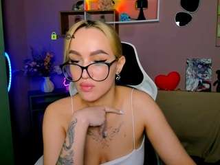 rosalin-beauty's CamSoda show and profile