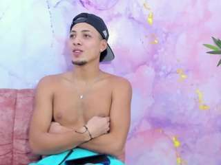 le modèle narjosufa est en webcam porno dans un show sur le site camsoda, il possède les tags suivants: black hair,blowjob,brown eyes,cock rating,drinking,facial piercings,gape,handjob,lean,muscular,smoking,tattoos,hd