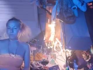 89madambee68 live webcam show