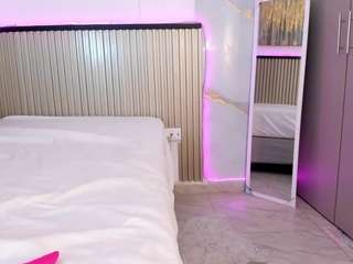 Model ini sedang live sekarang. aria-carterr
