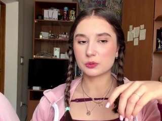 Live webcam model tishatheaker on Soda Cams