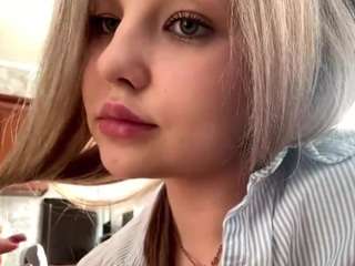 Live webcam model mechellewensman on Soda Cams