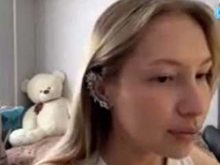 Live webcam model divinacollons on Soda Cams