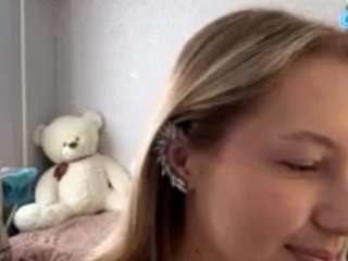 Live webcam model divinacollons on Soda Cams