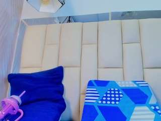 lana-slim Live Webcam on CamSoda