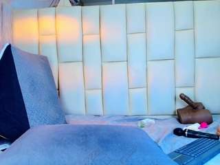 lana-slim Live Webcam on CamSoda