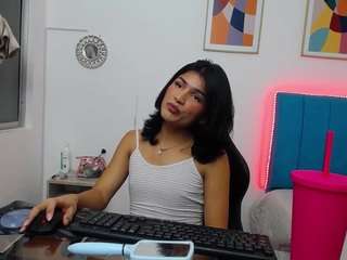 Model ini sedang live sekarang. madisson-jones1