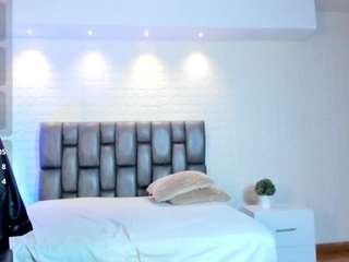 Live webcam model emily-loppez on Soda Cams