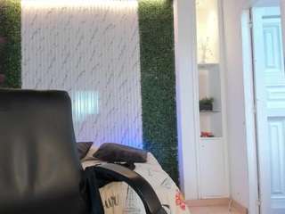 emily-loppez live profile