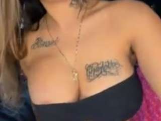 rosieeeyvetteee333's CamSoda show and profile