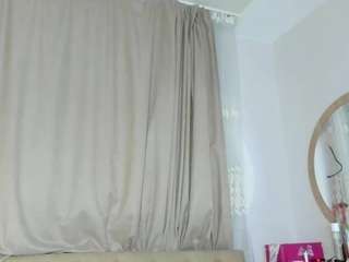 Lesyalis live cam on CamSoda
