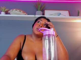 Live webcam model natasha-luxy on Soda Cams