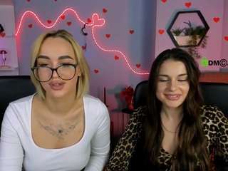 Live webcam model sara-muse1 on Soda Cams