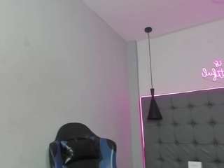 scarletcherry18 webcam