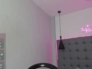 scarletcherry18 webcam