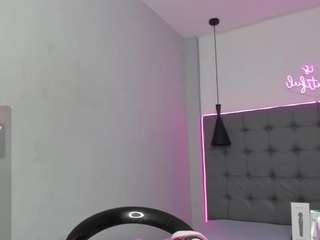 scarletcherry18 Live Webcam on CamSoda