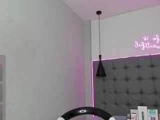 scarletcherry18 Live Webcam on CamSoda