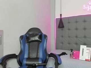 scarletcherry18 Live Webcam on CamSoda
