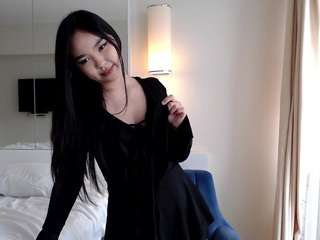 Live webcam model lillbloom on Soda Cams