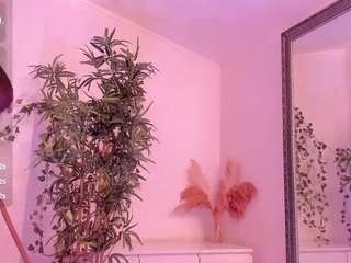 Live webcam model mira0-0 on Soda Cams