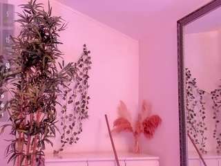 Live webcam model mira0-0 on Soda Cams