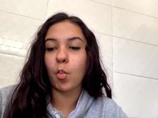 Live webcam model yvettebiser on Soda Cams