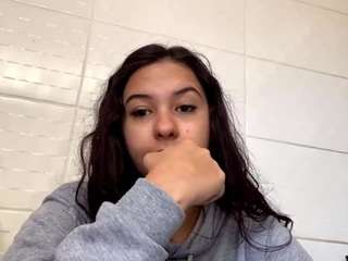 Live webcam model yvettebiser on Soda Cams