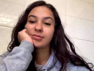 Live webcam model yvettebiser on Soda Cams