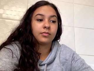 Live webcam model yvettebiser on Soda Cams