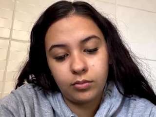 Live webcam model yvettebiser on Soda Cams