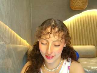 Live webcam model isaa-r on Soda Cams