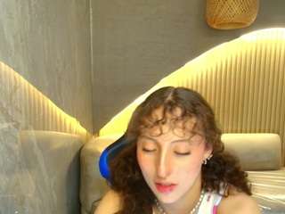 Live webcam model isaa-r on Soda Cams