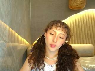 Live webcam model isaa-r on Soda Cams