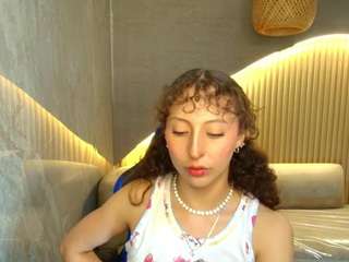 Live webcam model isaa-r on Soda Cams