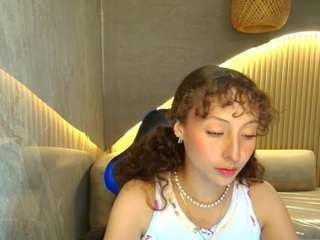 Live webcam model isaa-r on Soda Cams