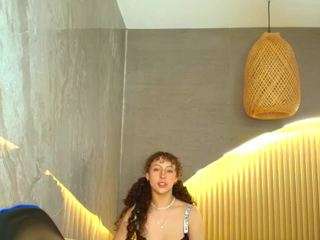 Live webcam model isaa-r on Soda Cams