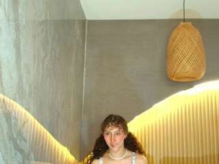 Live webcam model isaa-r on Soda Cams