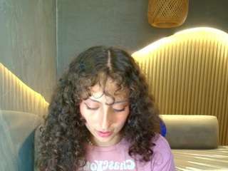 Live webcam model isaa-r on Soda Cams