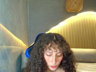 Live webcam model isaa-r on Soda Cams