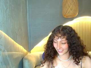 Live webcam model isaa-r on Soda Cams