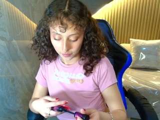 Live webcam model isaa-r on Soda Cams