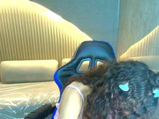 Live webcam model isaa-r on Soda Cams