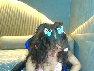 Live webcam model isaa-r on Soda Cams