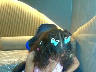 Live webcam model isaa-r on Soda Cams