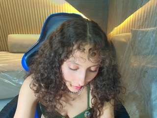 Live webcam model isaa-r on Soda Cams