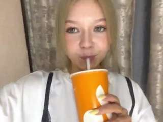 Live webcam model gennystratis on Soda Cams