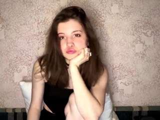 Live webcam model marilynnlaflore on Soda Cams